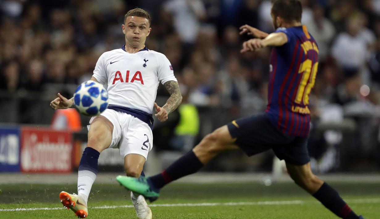 Bek Tottenham Hotspur, Kieran Trippier, berusaha melewati bek Barcelona, Jordi Alba, pada laga Liga Champions di Stadion Wembley, Rabu (3/10/2018).  Barcelona menang 4-2 atas Tottenham Hotspur. (AP/Kirsty Wigglesworth)