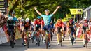 Pembalap sepeda Astana Qazaqstan, Mark Cavendish merayakan kemenangan dalam ajang Tour de France Criterium di Singapura pada Minggu, 10 November 2024. (AFP/Roslan Rahman)