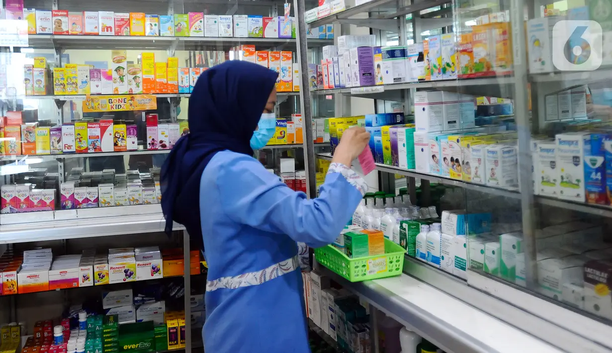 Pegawai mengumpulkan sejumlah obat sirup yang mengandung paracetamol di Apotek Prima Husada, Cinere, Depok, Jawa Barat, Kamis (20/10/2022). Kementerian Kesehatan menginstruksikan seluruh apotek untuk sementara tidak menjual obat bebas dalam bentuk sirup anak kepada masyarakat akibat adanya lebih dari  200 kasus gangguan ginjal akut misterius yang menyerang anak di Indonesia. (merdeka.com/Arie Basuki)