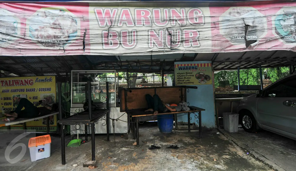 Penjual makanan beristirahat di dalam warungnya, Jakarta, Selasa (7/6/2016). Selama bulan puasa, sejumlah warung makan di kawasan perkantoran memilih untuk tutup di siang hari.(Liputan6.com/Yoppy Renato)