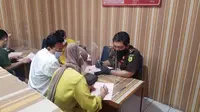 Cynthiara Alona datang ke Kejari Kota Tangerang untuk menyerahkan berkas tindak pidananya, Rabu (14/7/2021) Siang tadi. (Foto/Liputan6/Pramita Tristiawati)