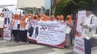 Simpatisan PKS melakukan flashmob sebagai bentuk dukungan Bacaleg mendaftarkan diri di KPUD Kota Depok, Jalan Raya Margonda, Kecamatan Beji, Kota Depok. (Liputan6.com/Dicky Agung Prihanto).