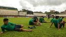 Para pemain Timnas Indonesia U-19 melakukan pendinginan usai latihan di Stadion Padomar, Yangon, Sabtu (9/9/2017). Pada laga Piala AFF U-18 selanjutnya Timnas U-19 akan melawan Vietnam U-19. (Liputan6.com/Yoppy Renato)