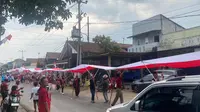 Bendera merah putih sepanjang 79 meter dikibarkan warga peringati Kemerdekaan RI di Kecamatan Cicantayan Kabupaten Sukabumi, (Liputan6.com/Fira Syahrin).