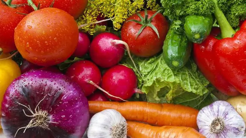 Menghilangkan bau badan dengan jus sayur dan buah