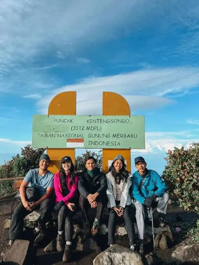 Punya Hobi Menantang, Ini 10 Potret Seleb Wanita Saat Berada di Puncak Gunung