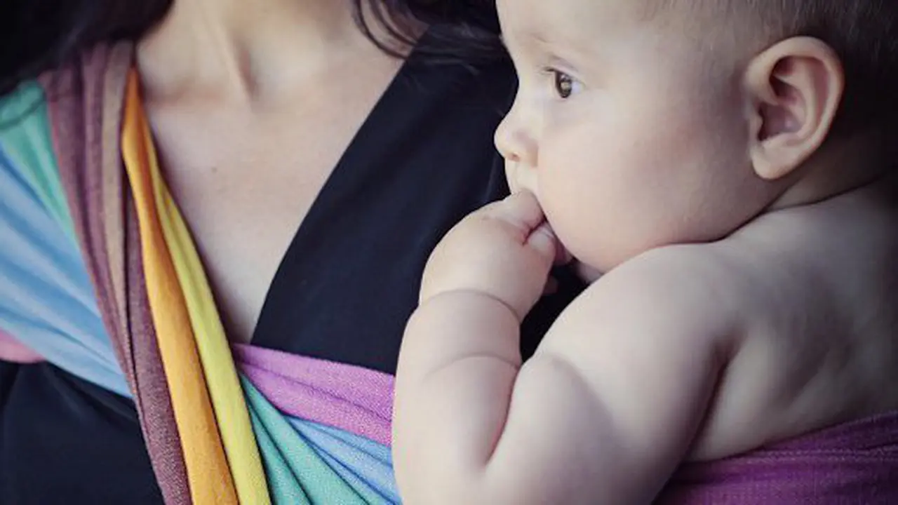 Babywearing/copyright foxysales.com