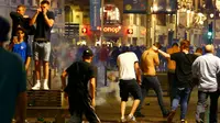 Sejumlah suporter Inggris berlarian setelah petugas menembakkan gas air mata di Kota Lille, Prancis, (15/6). UEFA mengancam akan mendiskualifikasi tim Inggris dari Piala Eropa 2016 jika para suporter membuat kerusuhan kembali. (REUTERS/Wolfgang Rattay)