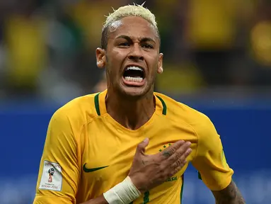 Penyerang Brasil, Neymar melakukan selebrasi usai mencetak gol kegawang Kolombia pada kualifikasi Piala Dunia 2018 zona CONMEBOL di Arena da Amazonia, Manaus, (7/9). Brasil menang atas Kolombia dengan skor 2-1. (AFP PHOTO/Vanderlei Almeida)
