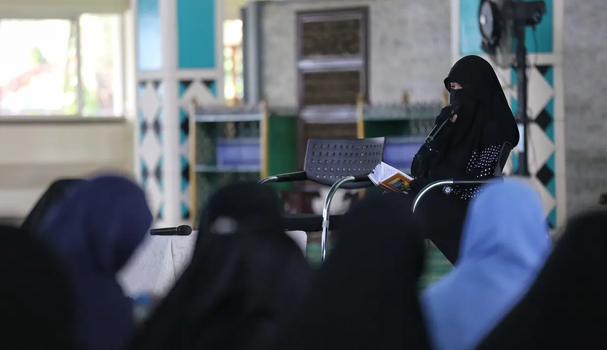 "Mungkin abis ini Caisar mau berumah tangga lagi dengan yang lain yang lebih baik dari saya, begitu juga saya sebaliknya. Jadi emang udah sah secara agama dan alangkah baiknya jika segera diurus di mata hukum," kata Indadari. (Adrian Putra/Bintang.com)