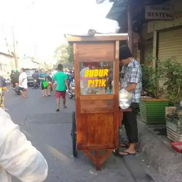 6 Tulisan Bahasa Daerah di Spanduk dan Gerobak Jualan Ini Bikin Mikir