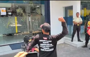 AMPB Lempar Telur Busuk ke Kantor Bank Mandiri