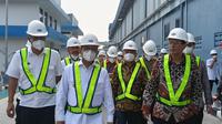 Gubernur Banten, Andra Soni, Saat Meninjau Pabrik Pupuk dan Pestisida di Kabupaten Serang. (Rabu, 16/07/2025). (Yandhi Deslatama/Liputan6.com).