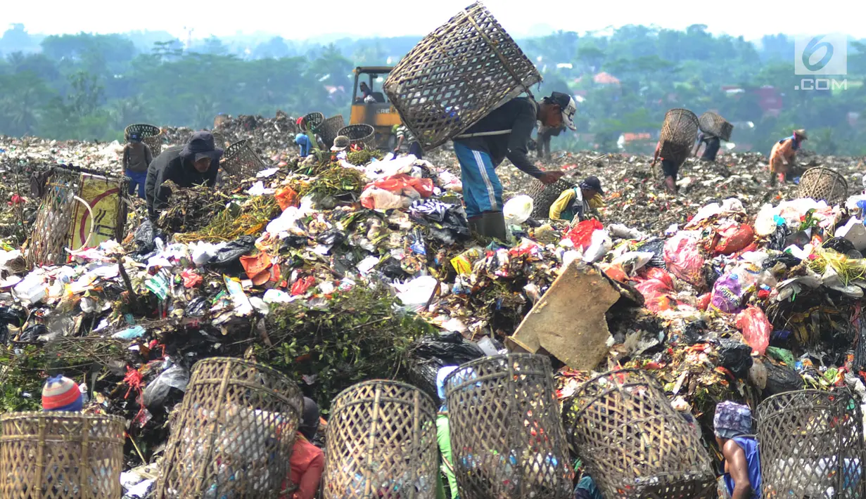 Warga bersama-sama mencari sampah plastik  yang akan dijual sebagai bahan daur ulang di  Tempat Pembuangan Akhir (TPA) Galuga, Bogor (20/5). Indonesia memproduksi sampah plastik sebanyak 175.000 ton per hari.  (Merdeka.com/Arie Basuki)