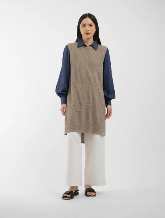 Menyempurnakan look Lebaran dengan vest tunik rajut yang bisa jadi pernyataan gaya seharga RP279.000. [Foto: theblank]