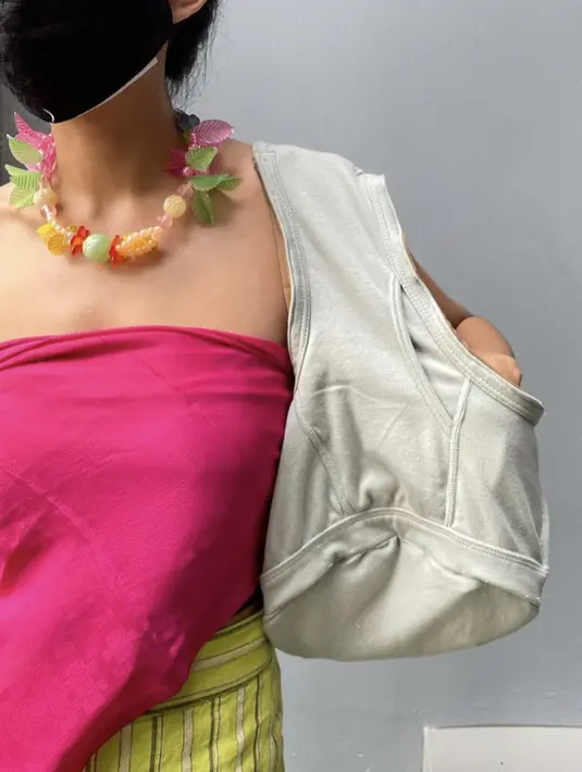 Dalam story Instagramnya, Putri mengatakan jika dalam membuat tas tersebut menggunakan underwear baru hingga yang pernah digunakan. Instagram @putrisamboda