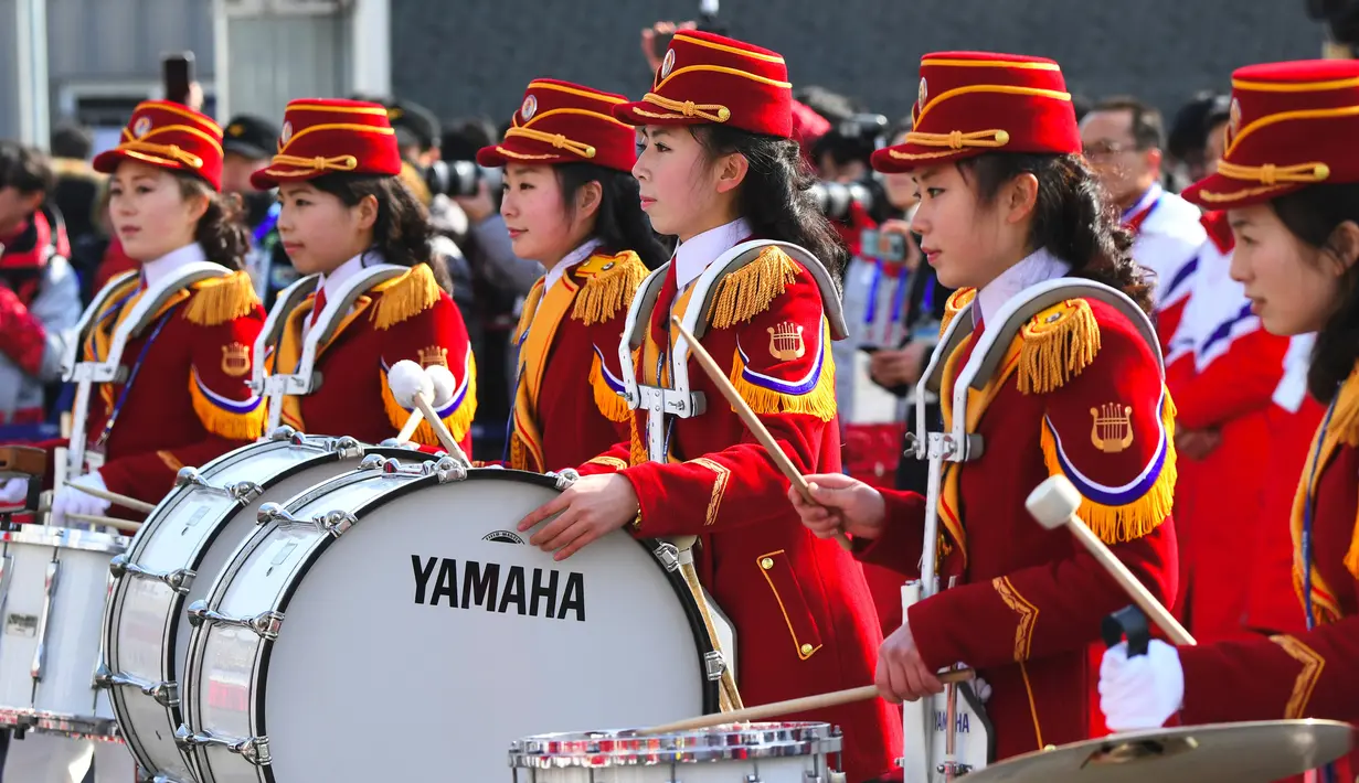 Pemandu sorak Korea Utara memainkan drum saat menyambut atlet asal negaranya di Desa Olimpiade, Gangneung, Korea Selatan, Kamis (8/2). (JUNG Yeon-Je / AFP)