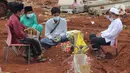 Suasana sepi pemakaman khusus Covid-19 di TPU Jombang, Tangerang Selatan, Selasa (24/8/2021). Kota Tangsel mengalami penurun angka kematian covid-19, terbukti dimana TPU Jombang dalam dua pekan terakhir hanya menerima kurang dari 5 jenazah yang dimakamkan sehari. (merdeka.com/Arie Basuki)