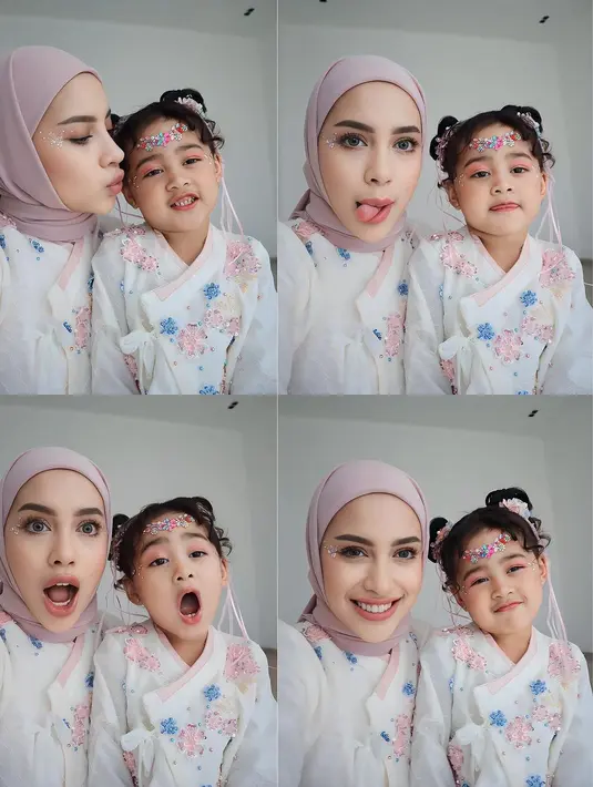 Potret selfie gemas Aghnia Punjabi dan Baby Cana. Keduanya mengenakan outfit kembar berwarna putih dengan bordir floral yang cantik, ditambah makeup bernuansa pink yang menyempurnakan penampilan keduanya. [Foto: Instagram/emyaghnia]