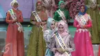 Siti Azhari selaku Puteri Muslimah 2016 menyematkan mahkota  Puteri Muslimah Indonesia 2017 kepada finalis asal Jepara, Syifa Fatimah (19) pada malam puncak penobatan di Studio 6 Emtek City, Jakarta, Senin (9/5). (Liputan6.com/Herman Zakharia)