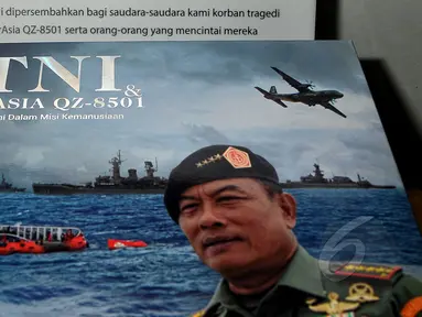 Penampakan buku ‘TNI dan Air Asia QZ8501’ yang diluncurkan Panglima TNI Jenderal Moeldoko di Gedung Media Center, Mabes TNI Cilangkap, Jakarta, Selasa (5/5/2015). (Liputan6.com/Yoppy Renato)