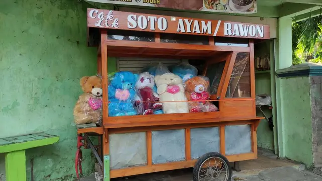 6 Spanduk Jualan Rawon Ini Absurd Banget, Ide Marketing Kocak