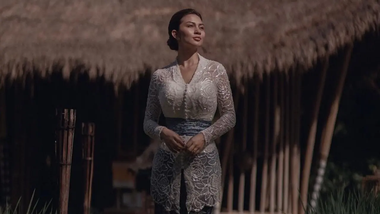 Pesona Ariel Tatum saat Memakai Kain Nusantara, Anggun Banget