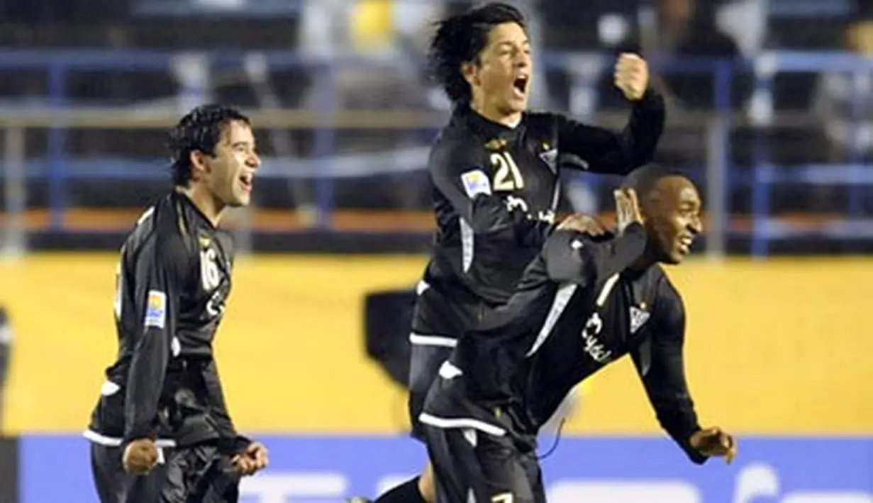 Ecuador's Liga de Quito midfielder Luis Bolanos celebrates his goal with teammates against Mexico's Pachuca in the semi-final of the FIFA Club World Cup 2008 in Tokyo on December 17, 2008. AFP PHOTO/Kazuhiro NOGI 