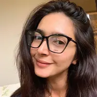 Nabila Syakieb berkacamata (Instagram/nsyakieb95)