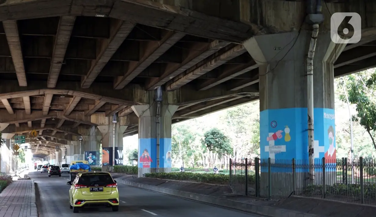 Mural bertema Covid-19 menghiasi pilar Jalan Tol Ir. Wiyoto Wiyono di kawasan Cempaka Putih, Jakarta, Rabu (2/12/2020). Mural tersebut juga bertujuan mengingatkan masyarakat akan bahaya Covid-19 yang masih terjadi hingga saat ini.  (Liputan6.com/Immanuel Antonius)
