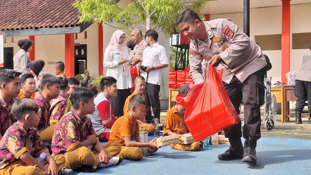 Pembagian makan bergizi gratis oleh Polres Lampung Selatan di SLB Negeri Sidomulyo, Rabu (19/2/2025). Foto : (Liputan6.com/Ardi).