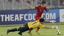 Penyerang Indonesia, Egy Maulana Vikri, berusaha melewati kiper Chinese Taipei, Li Guan Pei, pada laga AFC U-19 di SUGBK, Jakarta, Kamis (18/10/2018). Indonesia menang 3-1 atas Chinese Taipei. (Bola.com/M Iqbal Ichsan)