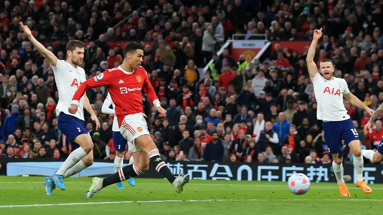 Foto: Cetak Satu Gol ke Gawang Brentford, Cristiano Ronaldo Lebih Tajam dari Mohamed Salah dan Son Heung-min