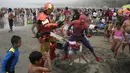 Dua pria berkostum Spiderman dan Ironman berfoto bersama seorang anak di pantai Agua Dulce di Lima, Peru, Minggu (29/1/2023). Para pemilih muak dengan pertikaian politik yang terus menerus terjadi, membuat Peru memiliki enam presiden dalam enam tahun terakhir dan tujuh upaya pemakzulan. (AP Photo/Rodrigo Abd)