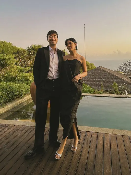 Keduanya juga kompak mengenakan pakaian serba hitam di pernikahan Enzy Storia yang dirayakan di Bali. Sheila tampil elegan dengan dress off shouldernya.  [@vidialdiano]