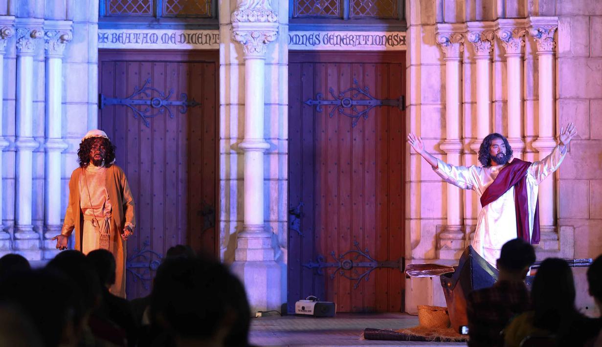 Ini menjadi salah satu rangkaian dalam peringatan Tri Hari Suci Paskah. Tampak dalam foto, umat Katolik saat memperagakan drama visualisasi prosesi penyaliban Yesus saat peringatan Jumat Agung di Gereja Katedral, Jakarta, Jumat (3/4/2026). (Kapanlagi.com/Budy Santoso)