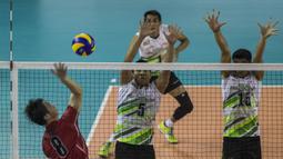 Pevoli Indonesia berusaha menahan smash pevoli Jepang, Hiroki Ozawa, pada Invitation Tournament Asian Games 2018 di Tennis Indoor Senayan, Jakarta, Selasa (13/2/2018). Indonesia menang 3-2 atas Jepang. (Bola.com/Vitalis Yogi Trisna)