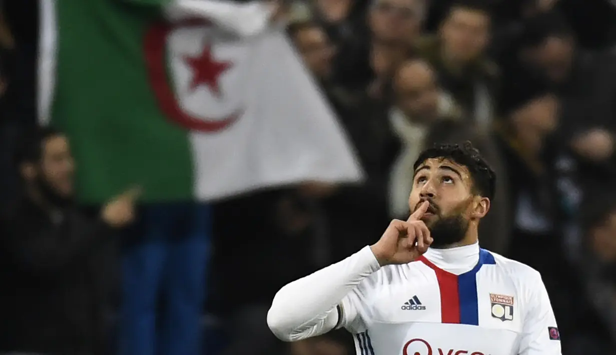 Gelandang Lyon, Nabil Fekir melakukan selebrasi usai mencetak gol ke gawang AS Roma pada leg pertama babak 16 besar Liga Europa di Stade de Lyon, Prancis, (9/3). Lyon berhasil mengalahkan AS Roma dengan skor 4-2. (AFP Photo / Philippe Desmazes)