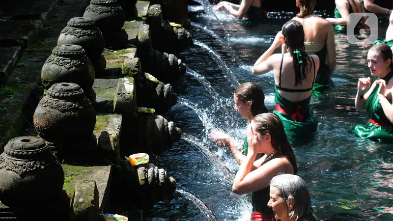 Antrean Wisata Melukat Di Pura Tirta Empul