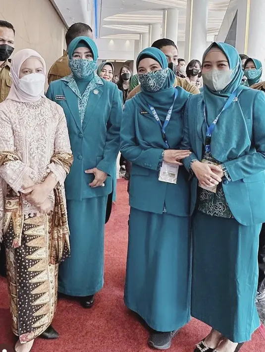 <p>Ia kembali tampil formal dengan seragam ibu-ibu PKK warna toscha saat bertemu ibu Presiden, Iriana. (@chafrederica)</p>