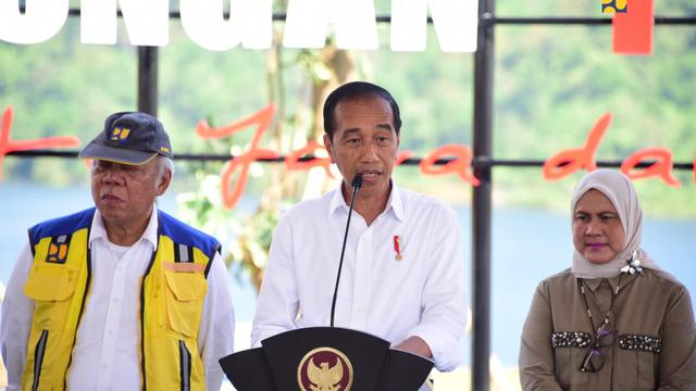 Presiden Jokowi meresmikan pembangunan Bendungan Pamukkulu yang terletak di bagian hulu Sungai Pappa, Kabupaten Takalar, Sulawesi Selatan. (Foto: Kementerian PUPR)