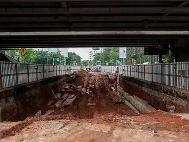 Pembangunan proyek underpass di Jalan RA Kartini, Metro Pondok, Lebak Bulus, Jakarta Selatan, mulai dikerjakan , Rabu (22/3). Pembangunan underpass ini untuk mengurai kemacetan di perempatan Lebak Bulus. (Liputan6.com/Gempur M Surya)