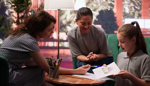 Guru, murid, dan orang tua murid membahas penilaian. (Image by Freepik)