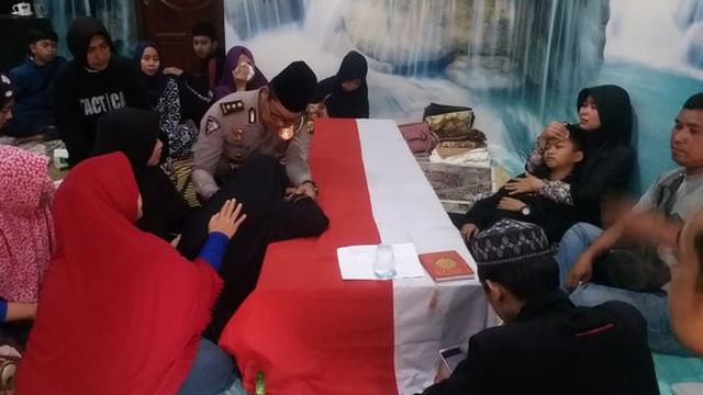 Suasana Duka polisi ditembak di Depok. ©2019 Merdeka.com