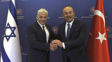 Menteri Luar Negeri Turki Mevlut Cavusoglu, kanan, dan Menteri Luar Negeri Israel Yair Lapid. (Necati Savas/File AP)