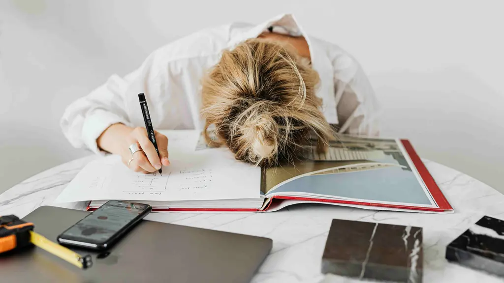 Ilustrasi Perempuan Duduk Kelelahan Akibat Bekerja Credit: Pexels.com