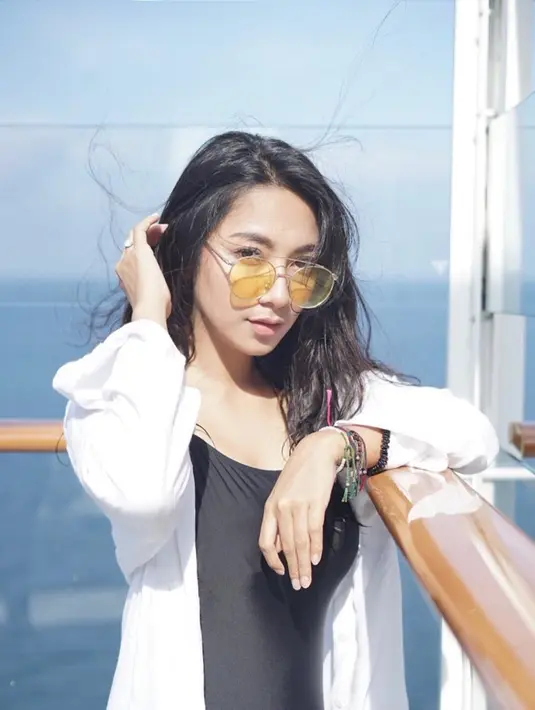 Memilih kacamata ala vintage dengan lensa berwarna kuning membuat penampilannya gadis 24 tahun ini lebih outstanding! Rambut yang dibiarkan terurai membuat Dinda makin menawan. (Liputan6.com/IG/@dindakirana.s)