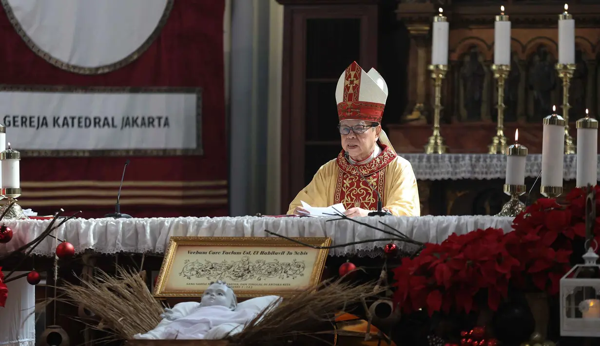Di sisi lain, sebanyak 94 personel dari kepolisian dikerahkan untuk memastikan semua rangkaian misa berjalan lancar, baik di dalam maupun di sekitar Gereja Katedral, Jakarta. Tampak dalam foto, Kardinal Ignatius Suharyo saat memimpin Misa Pontifikal Natal di Gereja Katedral Jakarta, Kamis (25/12/2025). (Kapanlagi.com/Budy Santoso)