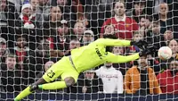Sosok Francis Uzoho sukses menjadi momok bagi Setan Merah pada laga matchday 4 fase grup Liga Europa 2022/2023. Kiper Omonia Nicosia itu tercatat 12 kali melakukan penyelamatan. (AFP/Oli Scarff)