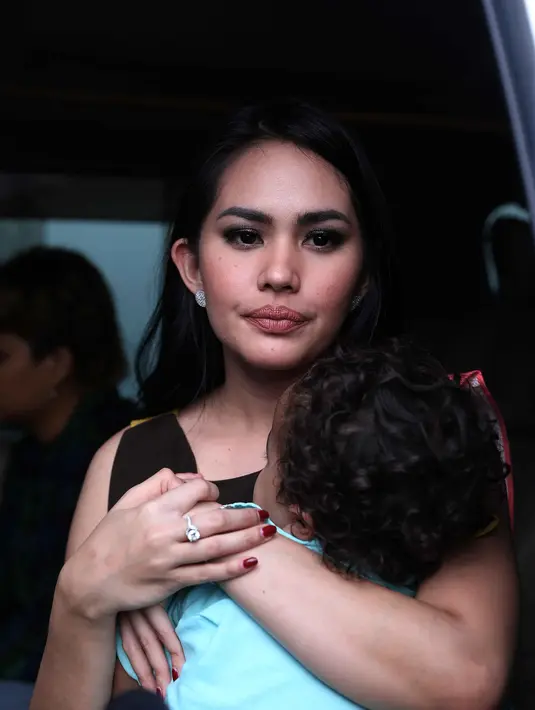 Diakui Kartika Putri, meski ia mengambil job di malam tahun baru, ia masih sempat untuk menghabiskan momen tersebut bersama sang keluarga. Hal itu dilakukannya usai menyelesaikan pekerjaannya saat pukul 12 malam. (Nurwahyunan/Bintang.com)
